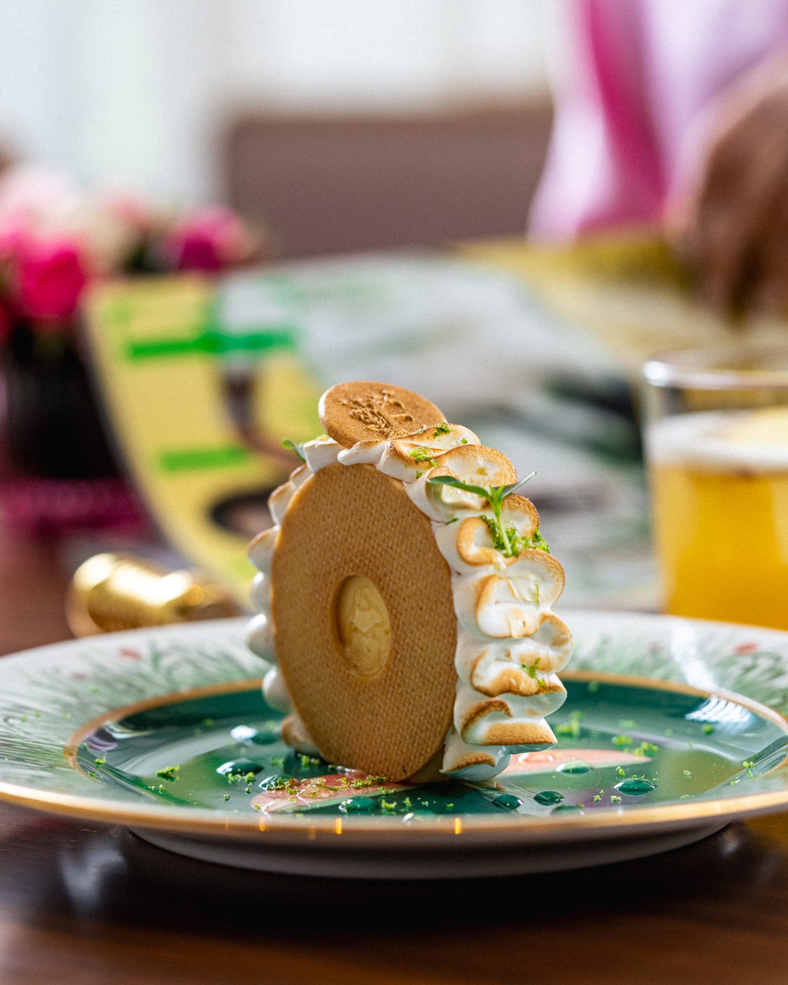 كعكة مع كريمة الليمون مقدمة من كافيه ال الواقع في فيا الرياض