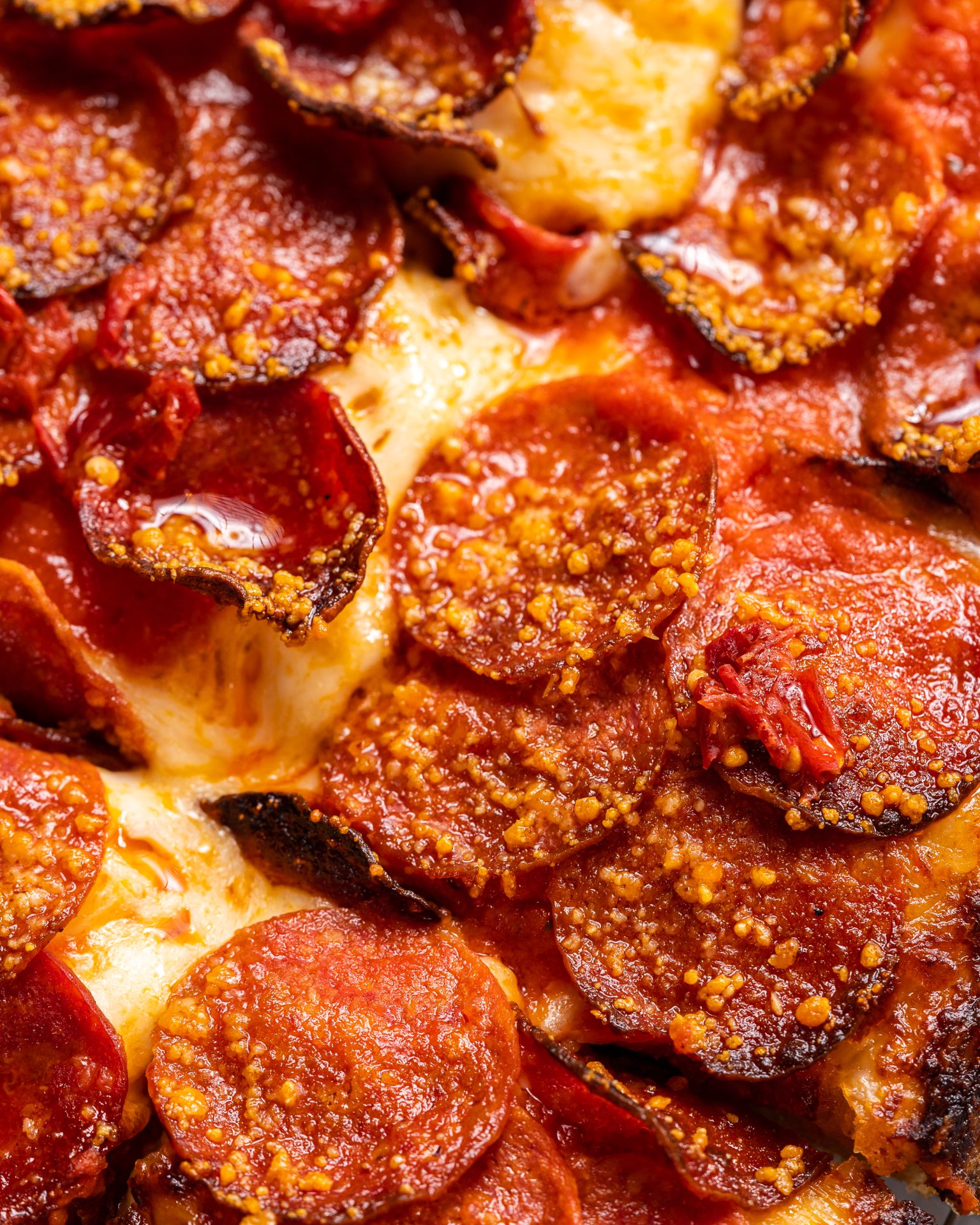 بيتزا روني اوفر لود الايطالية من مطعم إيمي سكويرد بيتزا - تجربة طعام فاخرة في نادي جدة لليخوت