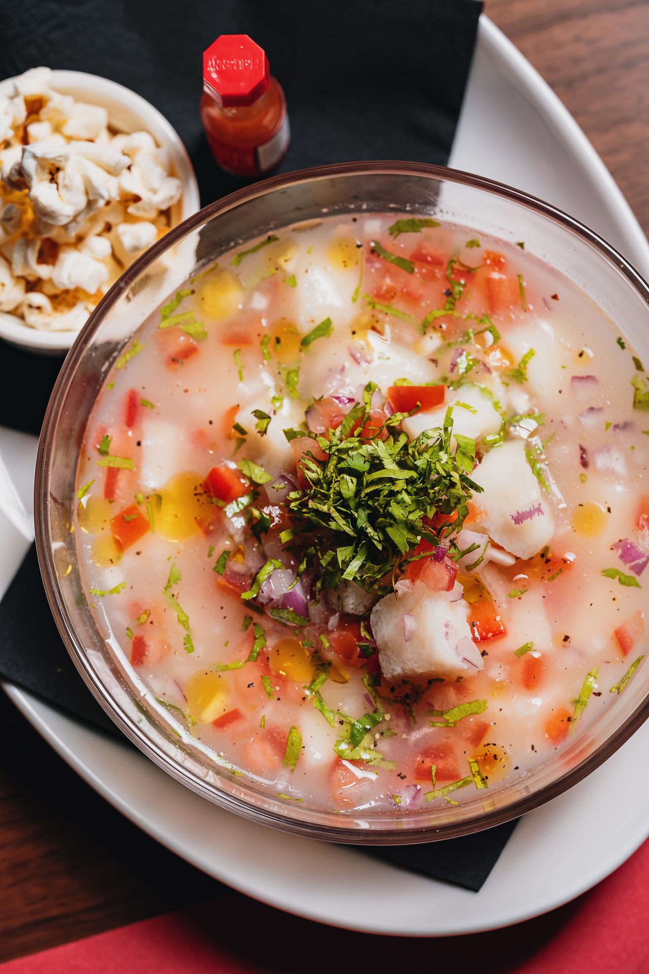طبق سيفيتشي البحري المكون من سمك القد متبل بالليمون والبصل والفلفل الأحمر والكزبرة في مطعم فيردي