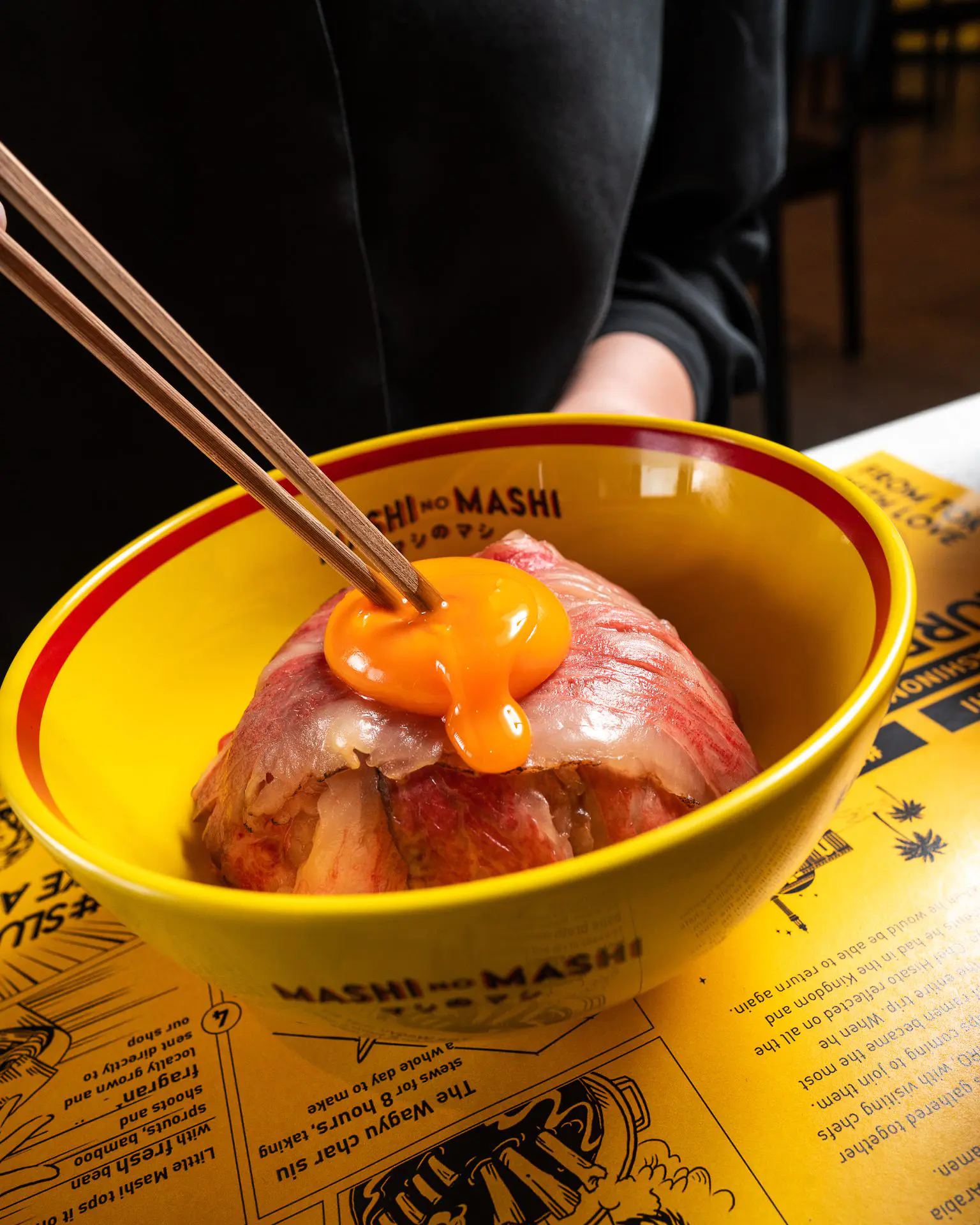 طبق واجيو دونبوري مقدم في مطعم ماشي نو ماشي الياباني - احدى المطاعم العالمية الفخمة في نادي جدة لليخوت