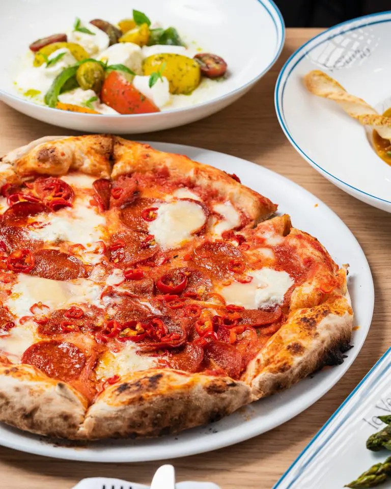 بيتزا ديافولا من مطعم لو فيزوفيو - احد المطاعم الايطالية الفخمة في نادي جدة لليخوت
