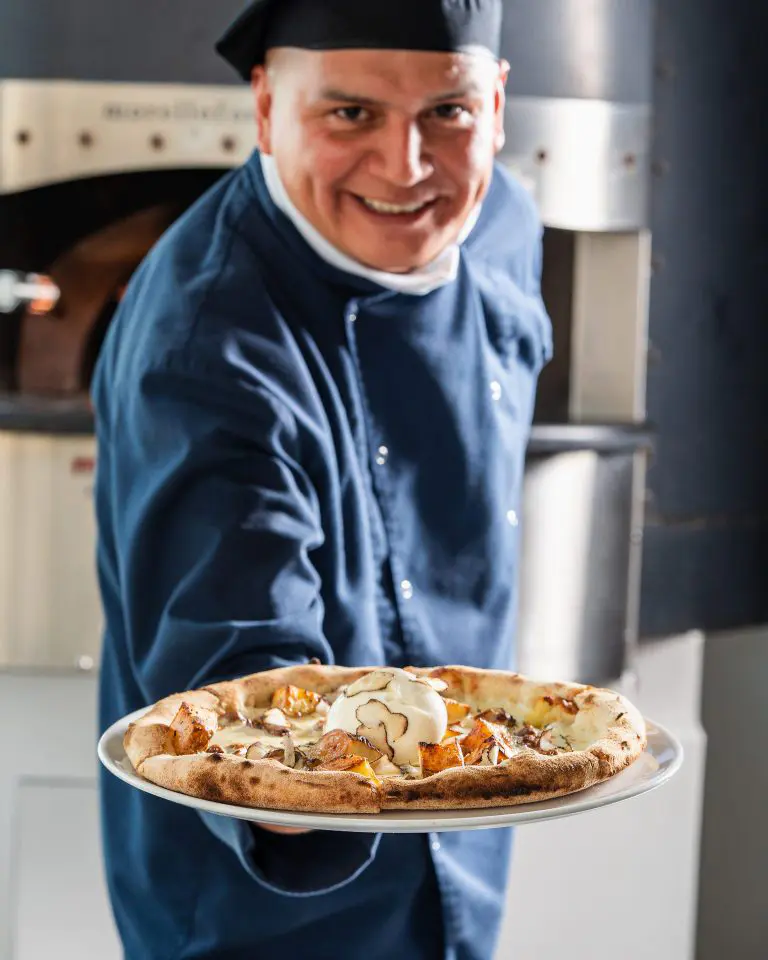 شيف يقدم بيتزا بيانكا في مطعم لو فيزوفيو العالمي الفاخر - نادي جدة لليخوت - كول انك