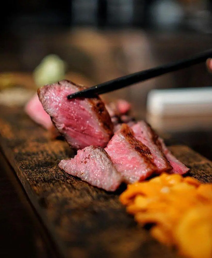 شريحة اللحم البقري اوزاكي يقدمها مطعم واجيومافيا الياباني في فيا الرياض - كول انك